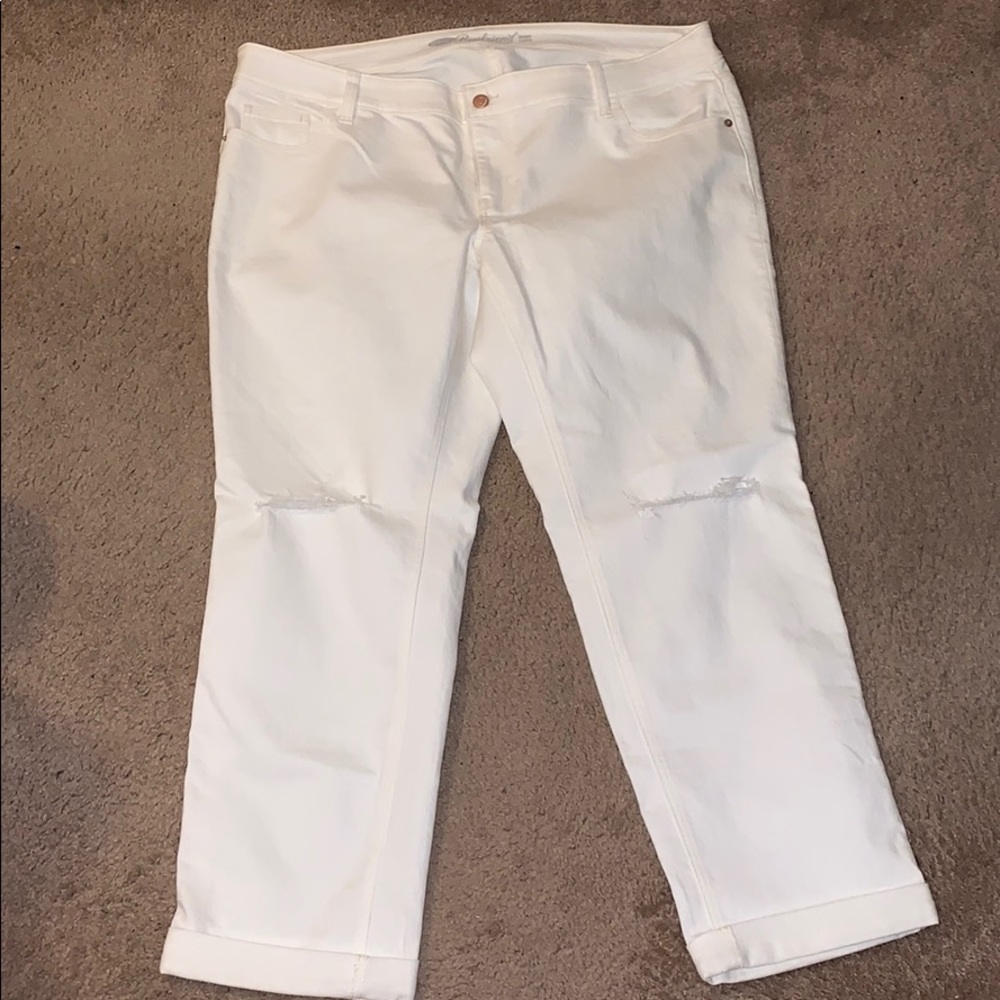 White Old Navy boyfriend jeans